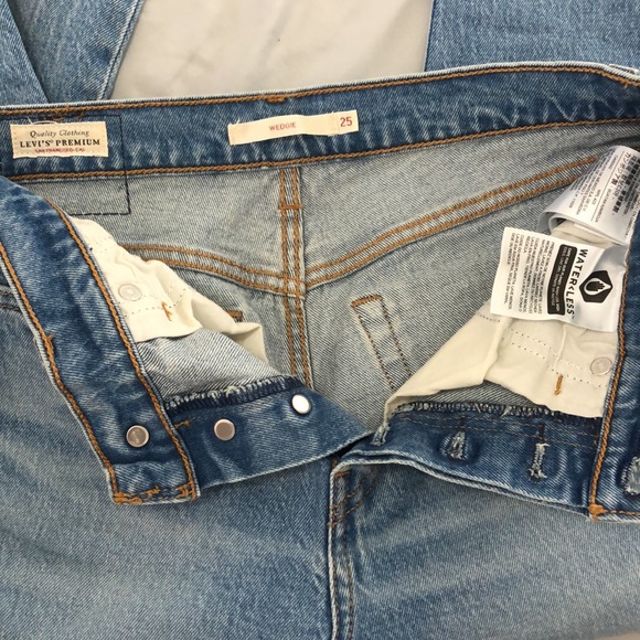 Levi’s jeans. Light wash. Color bright side. Tapered leg style - Picture 10 of 11